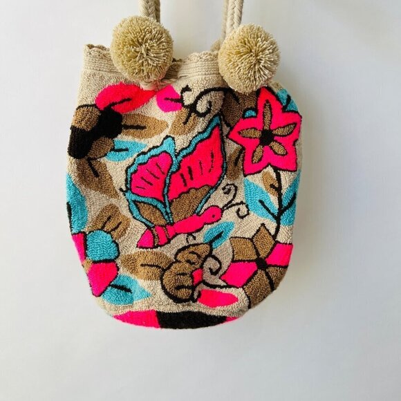Hand punch needles Wayuu bucket bag in floral design - Picture 2 of 5
